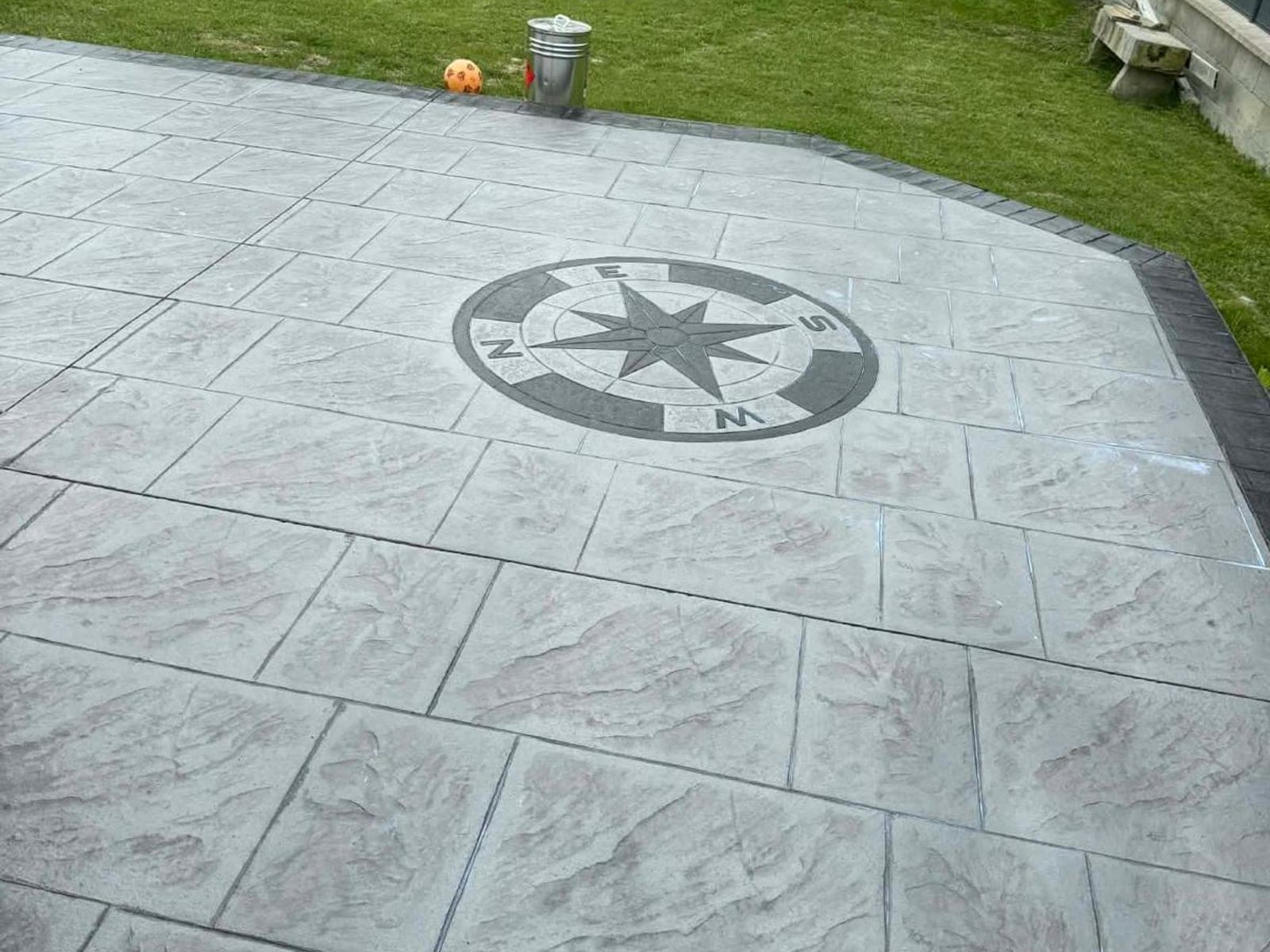 Model busolă decorativă în beton amprentat gri