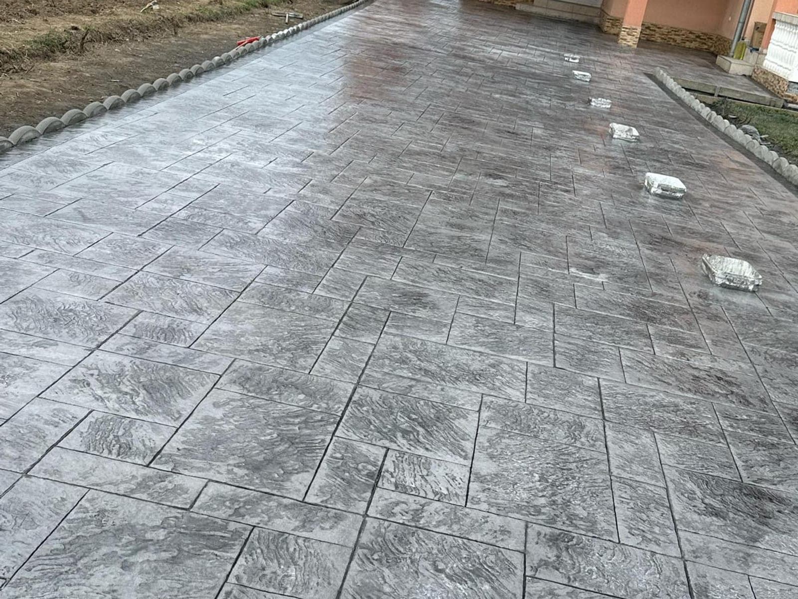 Terasă mare cu beton amprentat gri antracit