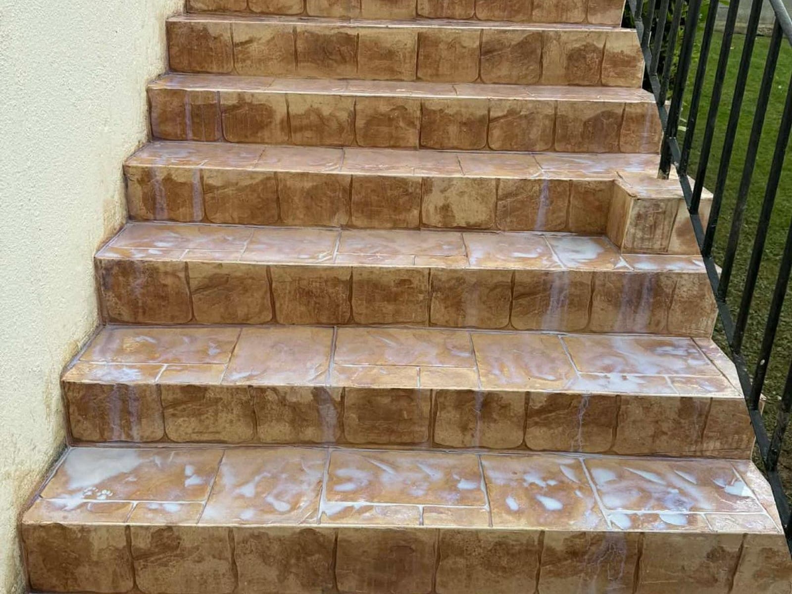 Scări finisate cu beton amprentat maro