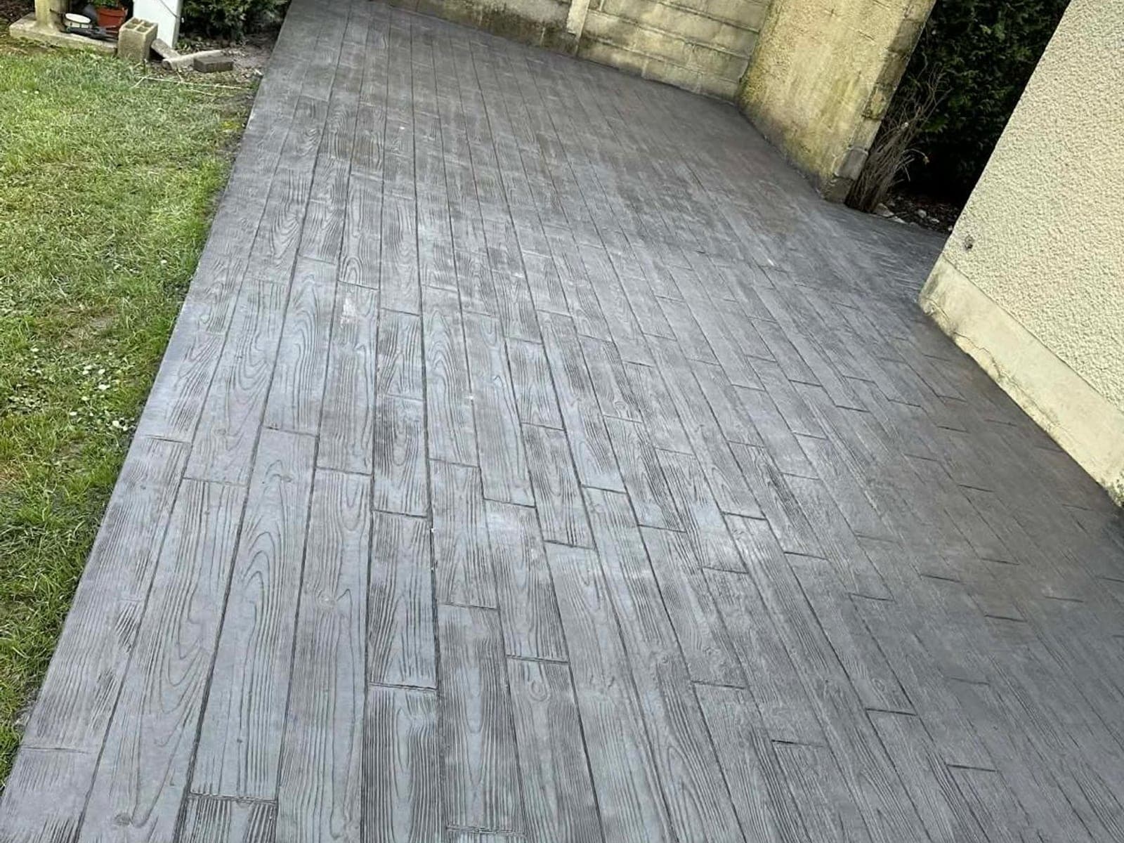 Alee cu beton amprentat model lemn în culoare gri